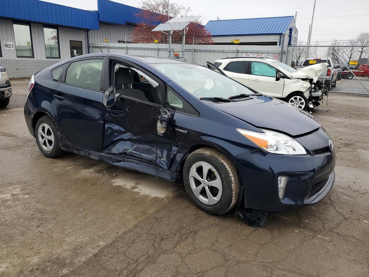 2015 TOYOTA PRIUS photo 4