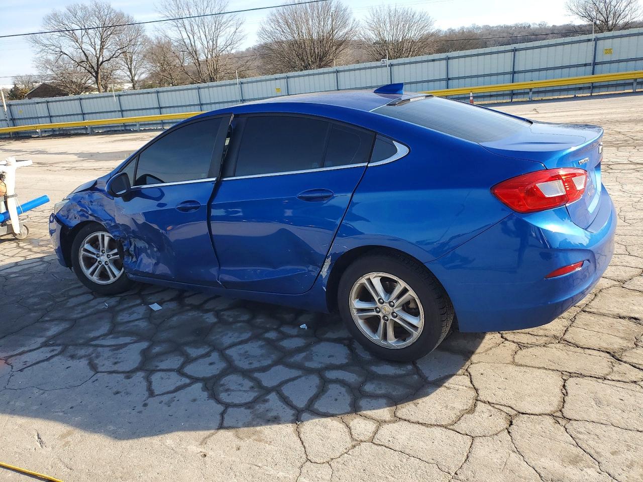 2017 CHEVROLET CRUZE LT photo 2