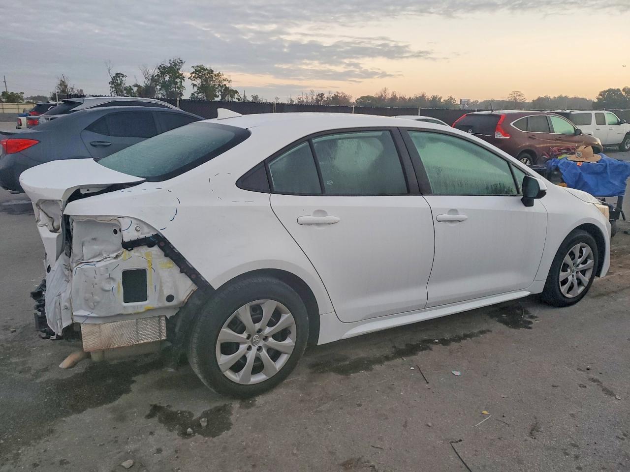 2021 TOYOTA COROLLA LE photo 3