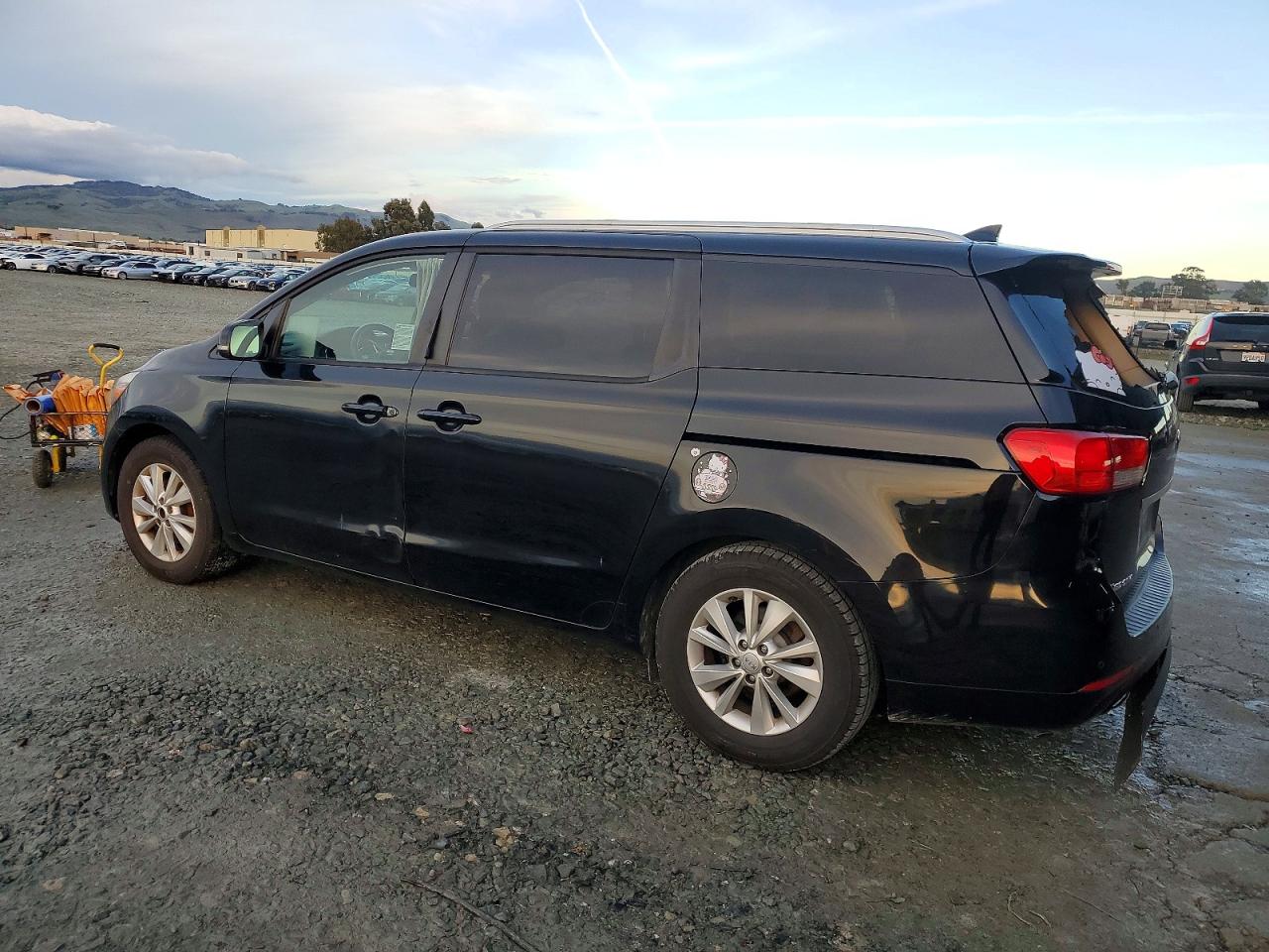 2017 KIA SEDONA LX photo 2