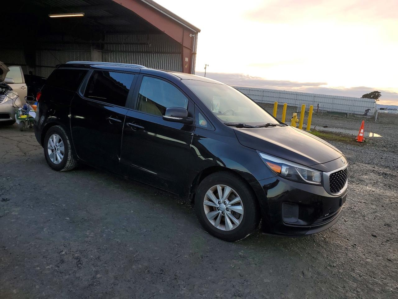 2017 KIA SEDONA LX photo 4