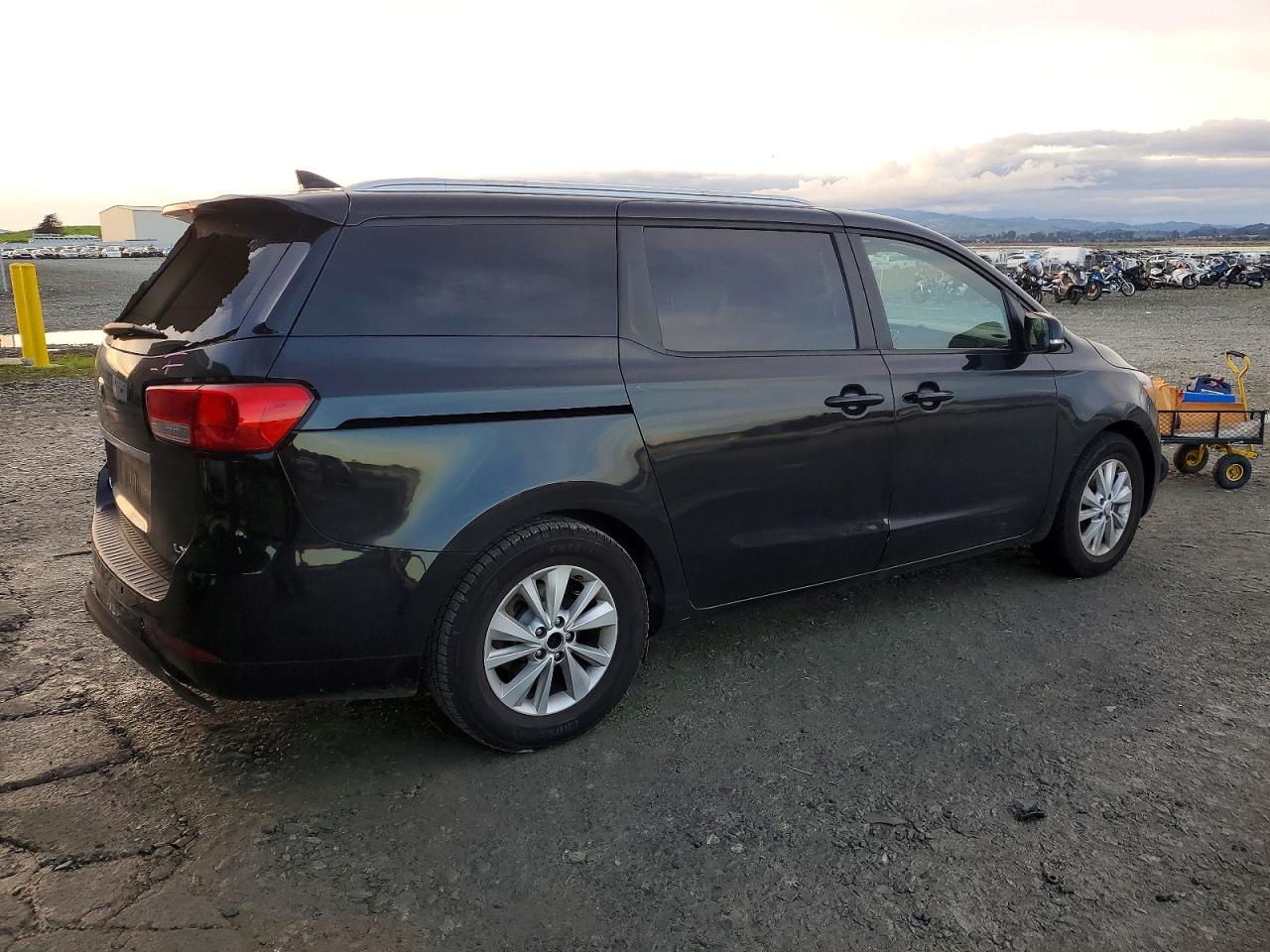 2017 KIA SEDONA LX photo 3