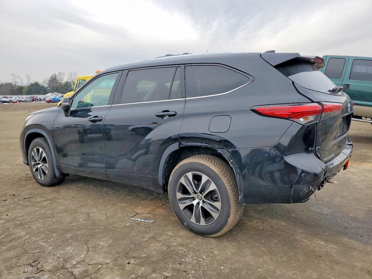 2020 TOYOTA HIGHLANDER XLE photo 2
