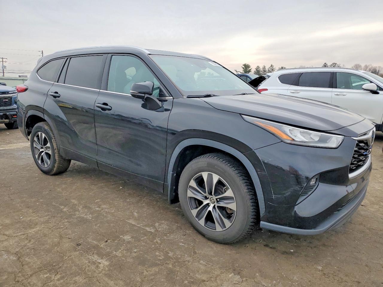 2020 TOYOTA HIGHLANDER XLE photo 4