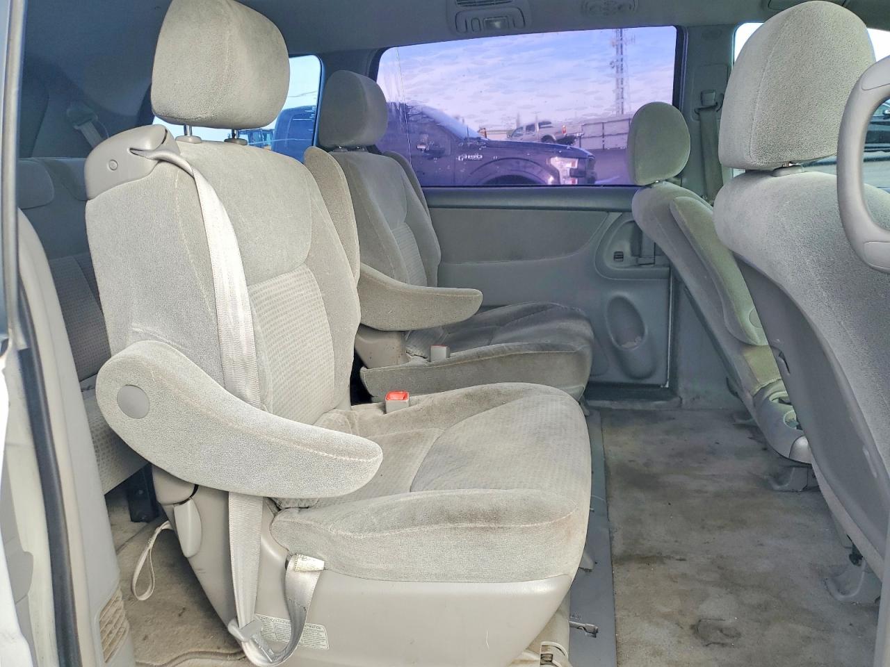 2007 TOYOTA SIENNA CE photo 11