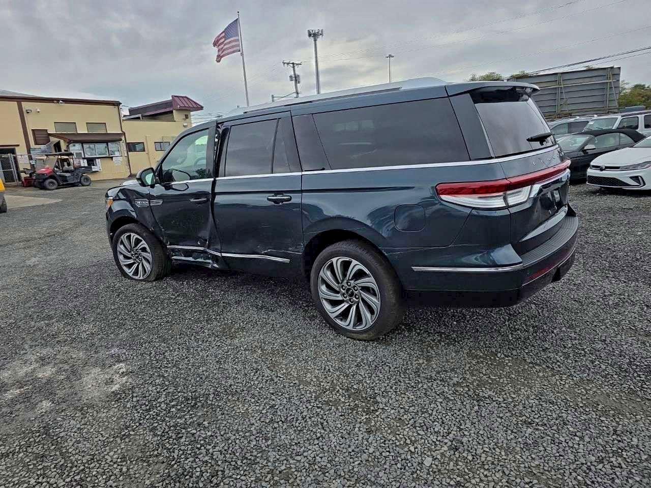 2022 LINCOLN NAVIGATOR L RESERVE photo 3