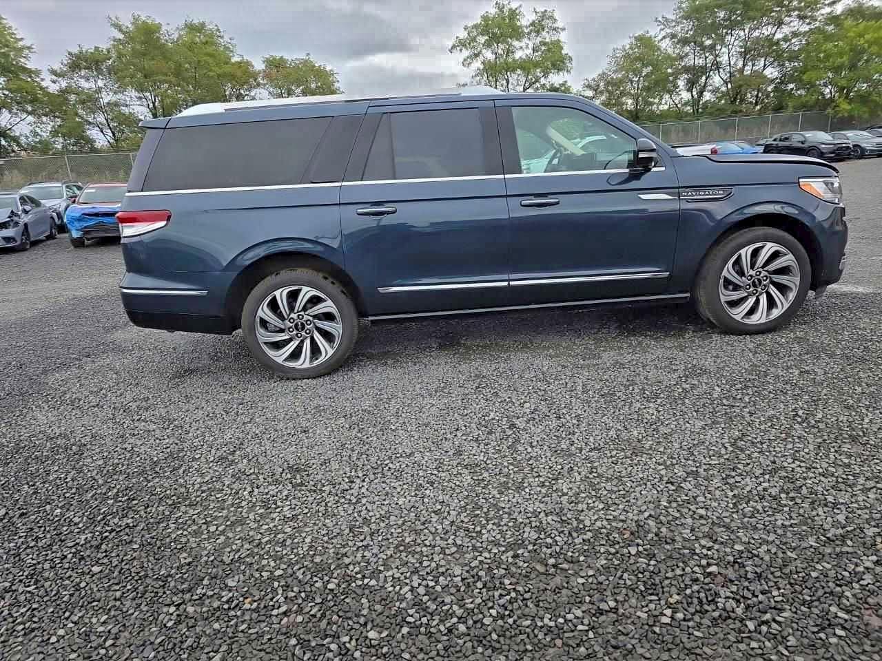2022 LINCOLN NAVIGATOR L RESERVE photo 27