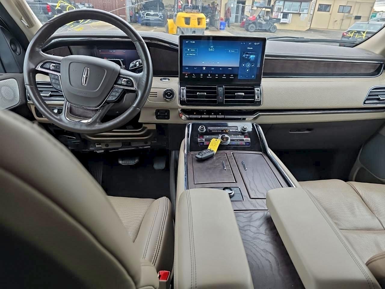2022 LINCOLN NAVIGATOR L RESERVE photo 17