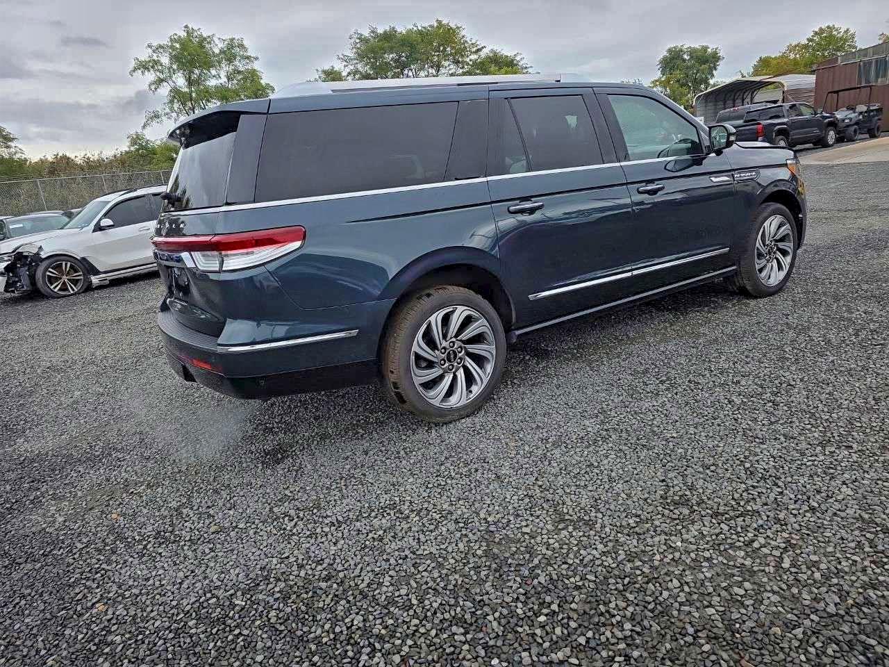 2022 LINCOLN NAVIGATOR L RESERVE photo 7