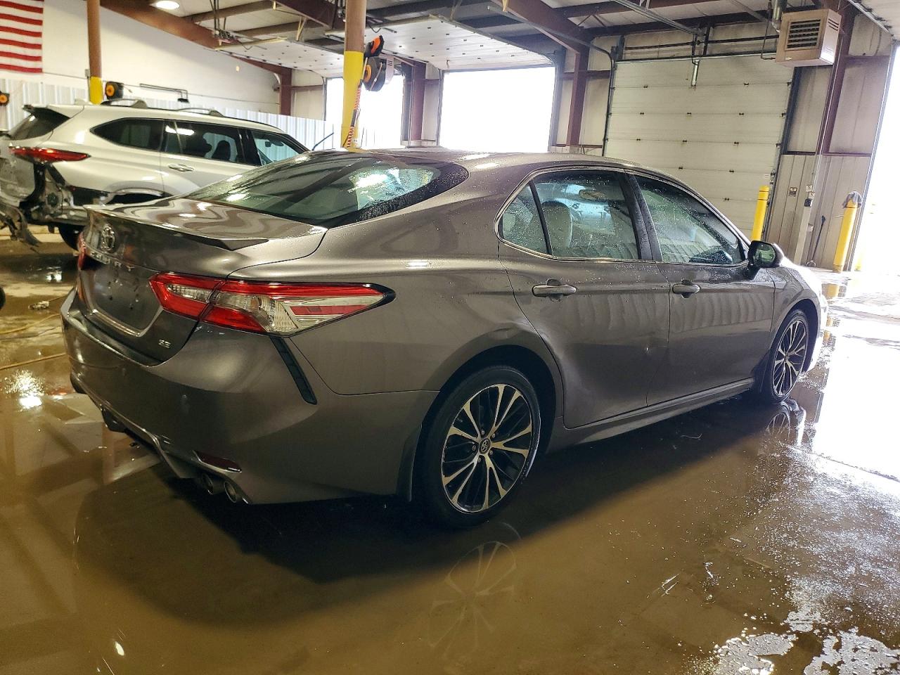 2018 TOYOTA CAMRY L photo 3