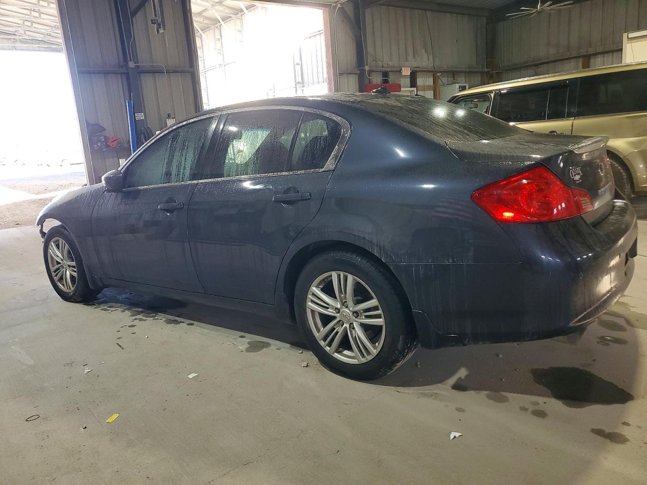 2011 INFINITI G37 photo 2