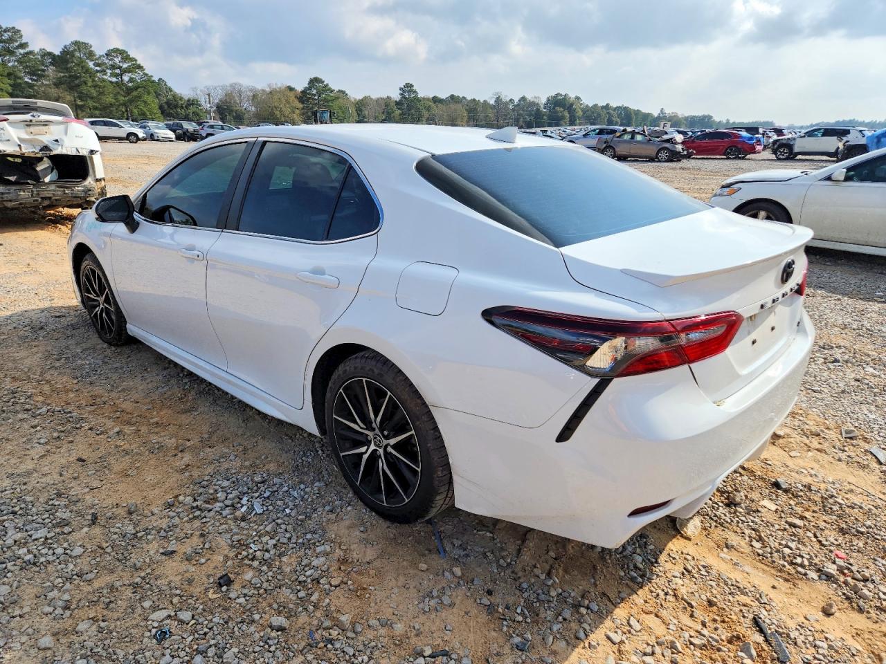 2022 TOYOTA CAMRY SE photo 2