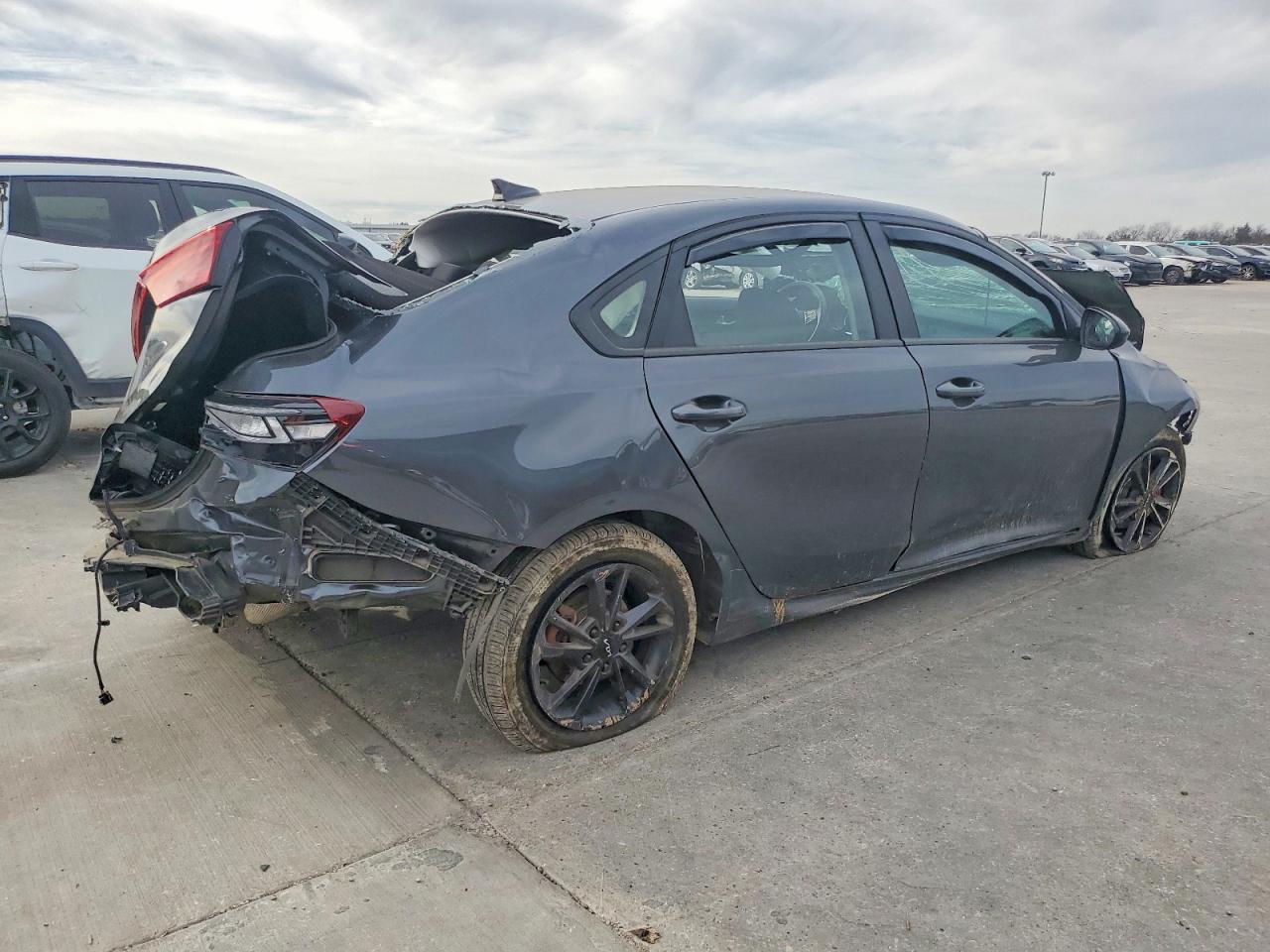 2023 KIA FORTE LXS photo 3