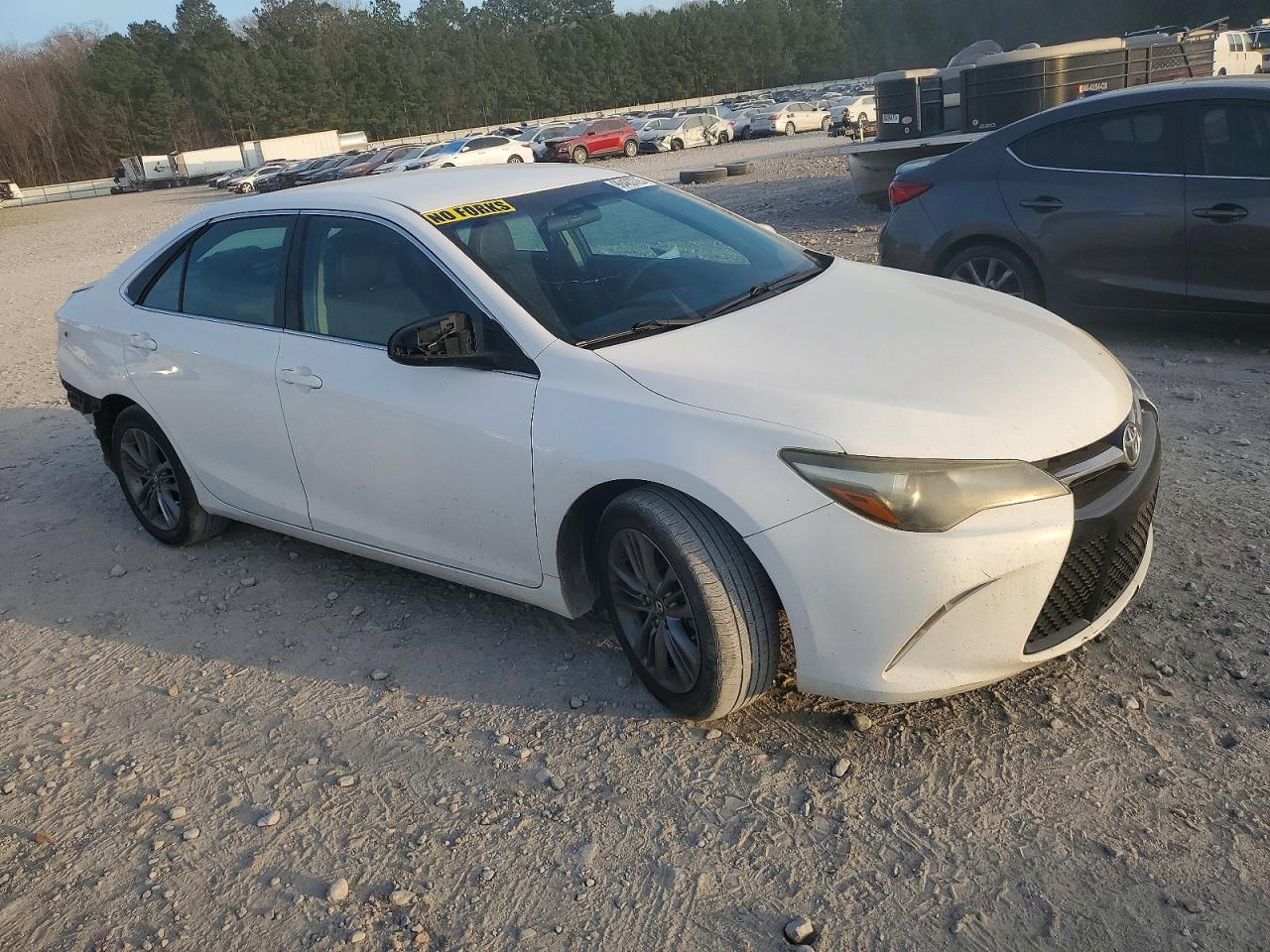 2016 TOYOTA CAMRY LE photo 4