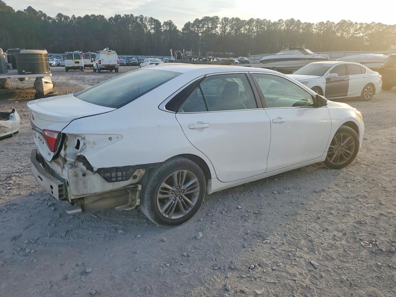 2016 TOYOTA CAMRY LE photo 3