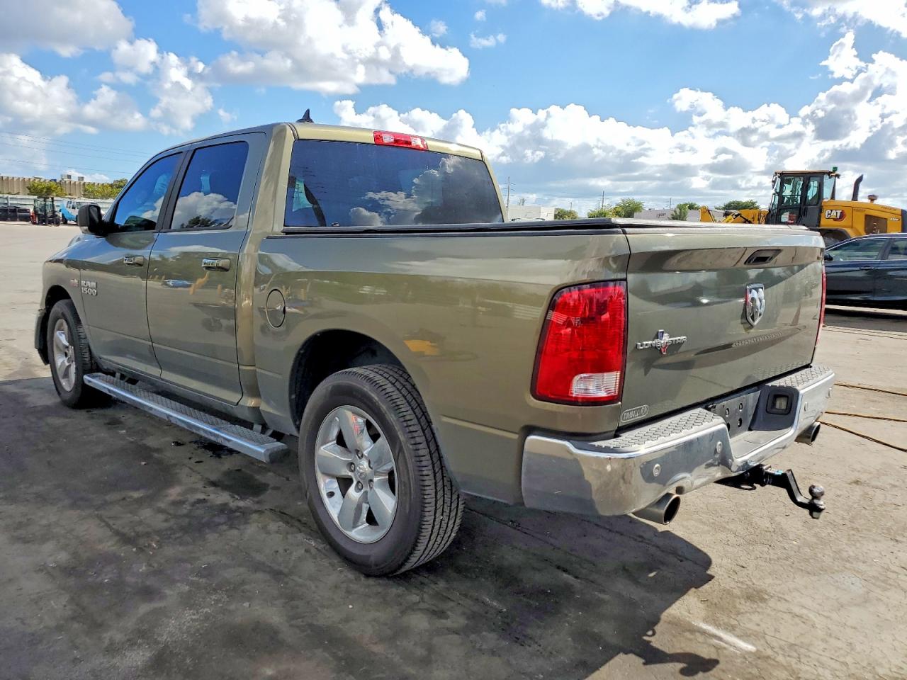 2015 RAM 1500 SLT photo 2