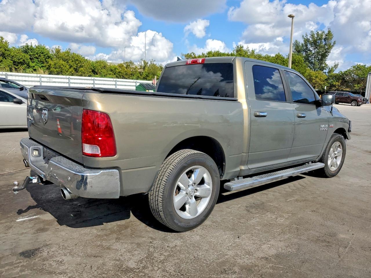 2015 RAM 1500 SLT photo 3