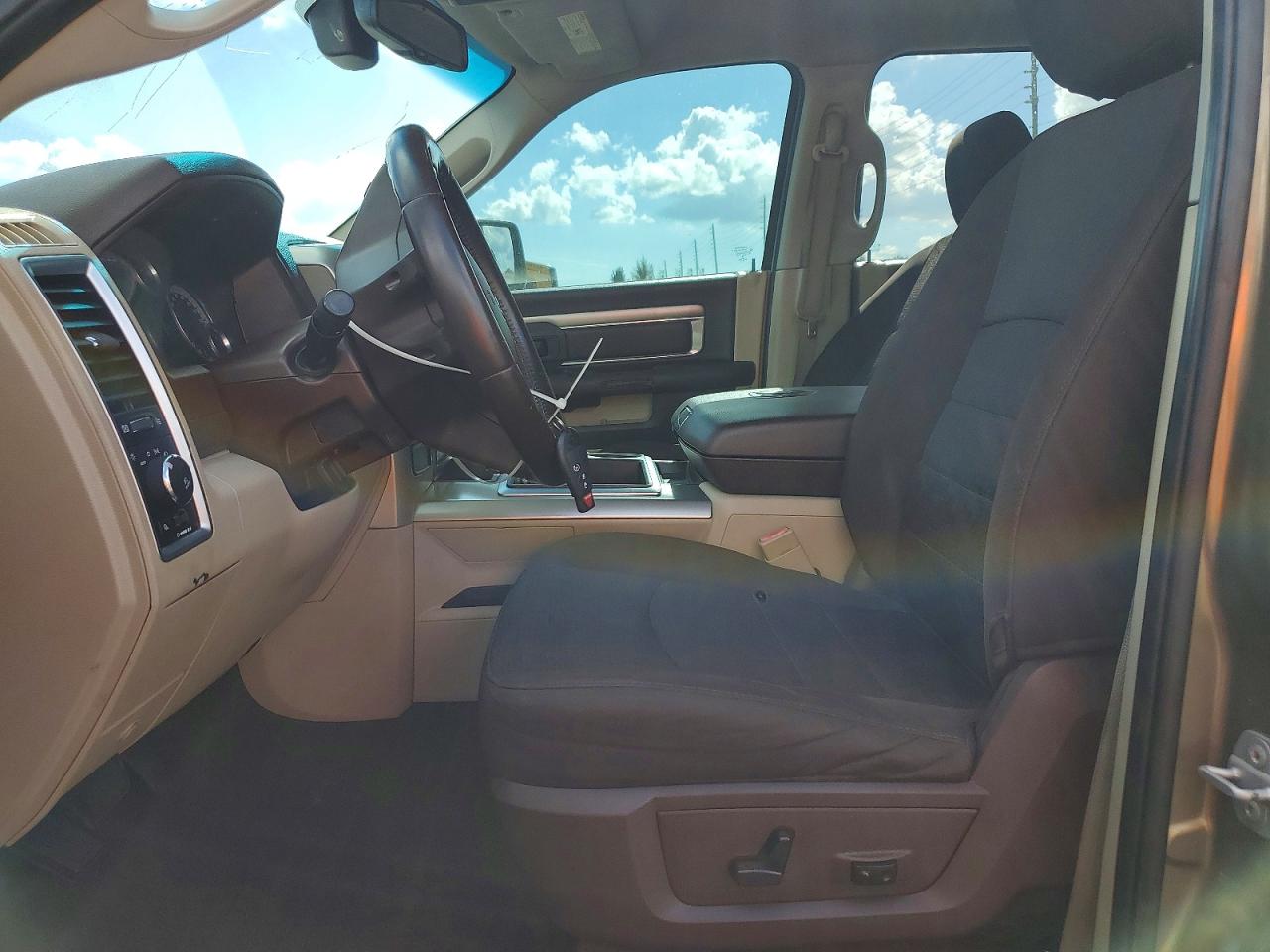 2015 RAM 1500 SLT photo 7