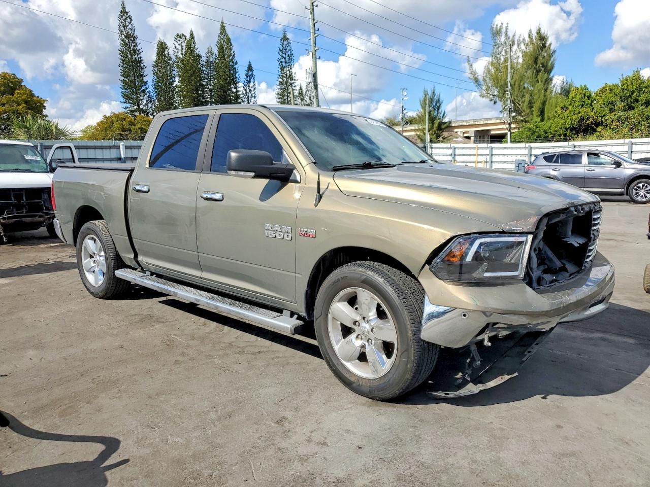 2015 RAM 1500 SLT photo 4