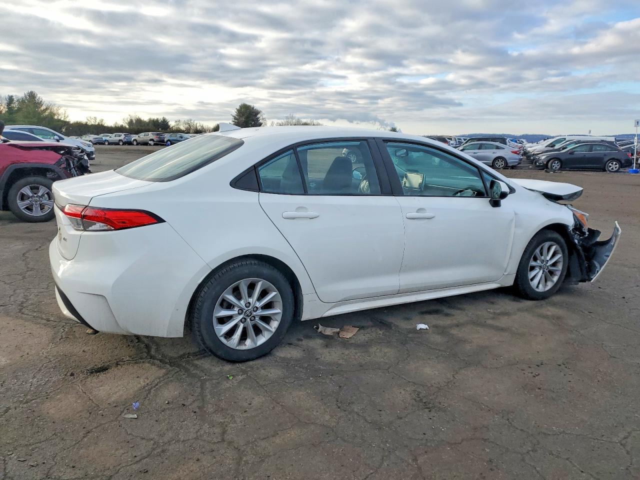 2021 TOYOTA COROLLA LE photo 3