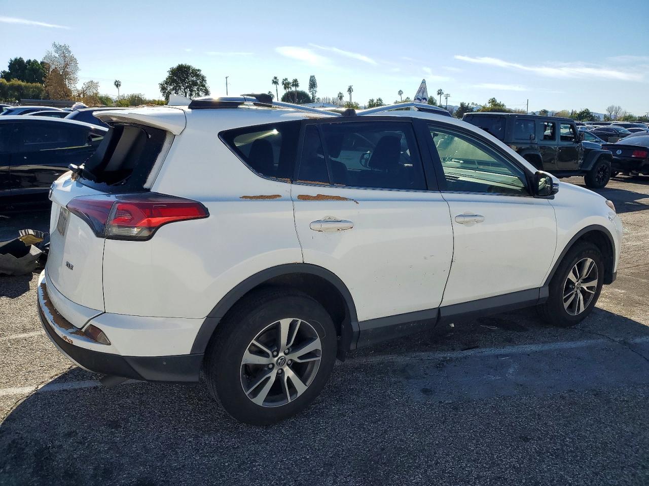 2016 TOYOTA RAV4 XLE photo 3