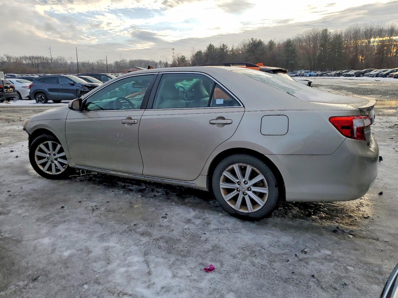 2014 TOYOTA CAMRY L photo 3