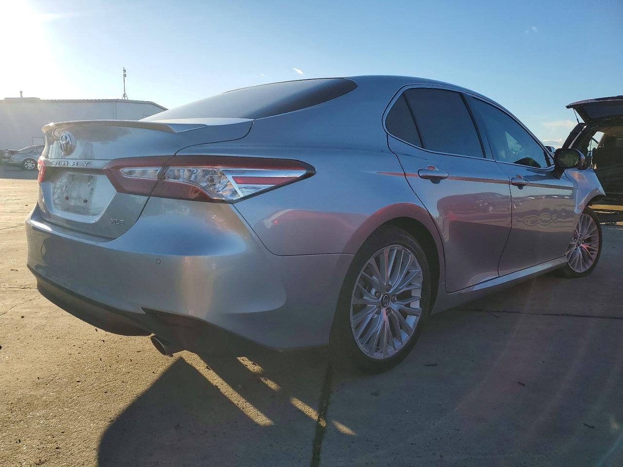 2018 TOYOTA CAMRY L photo 3