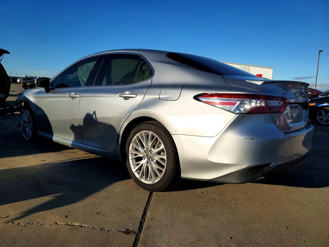 2018 TOYOTA CAMRY L photo 2
