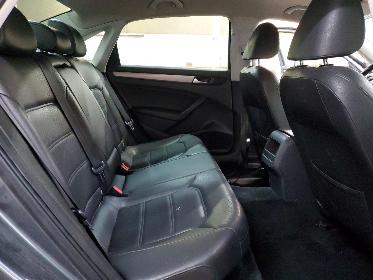2014 VOLKSWAGEN PASSAT S photo 19