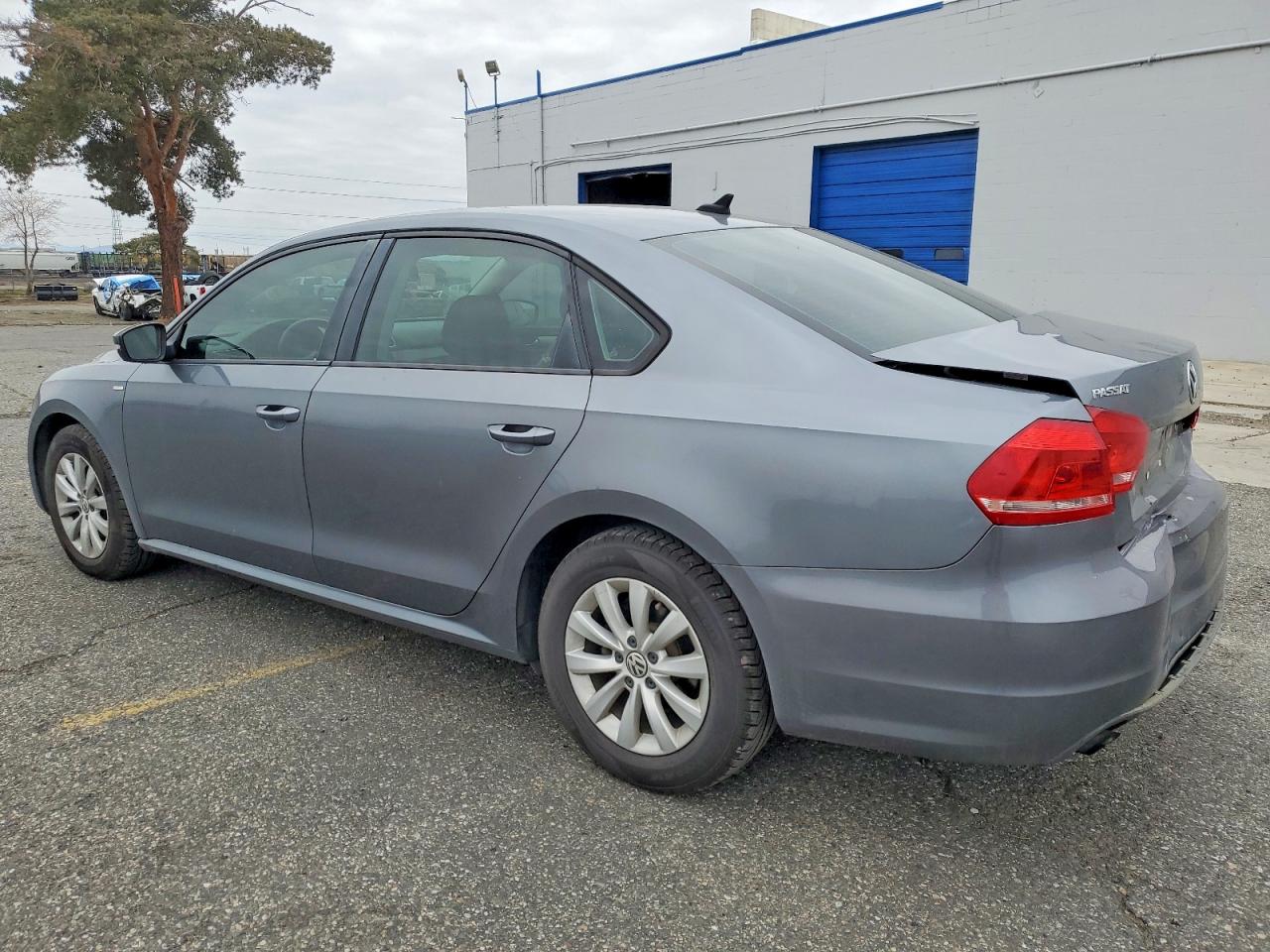 2014 VOLKSWAGEN PASSAT S photo 3