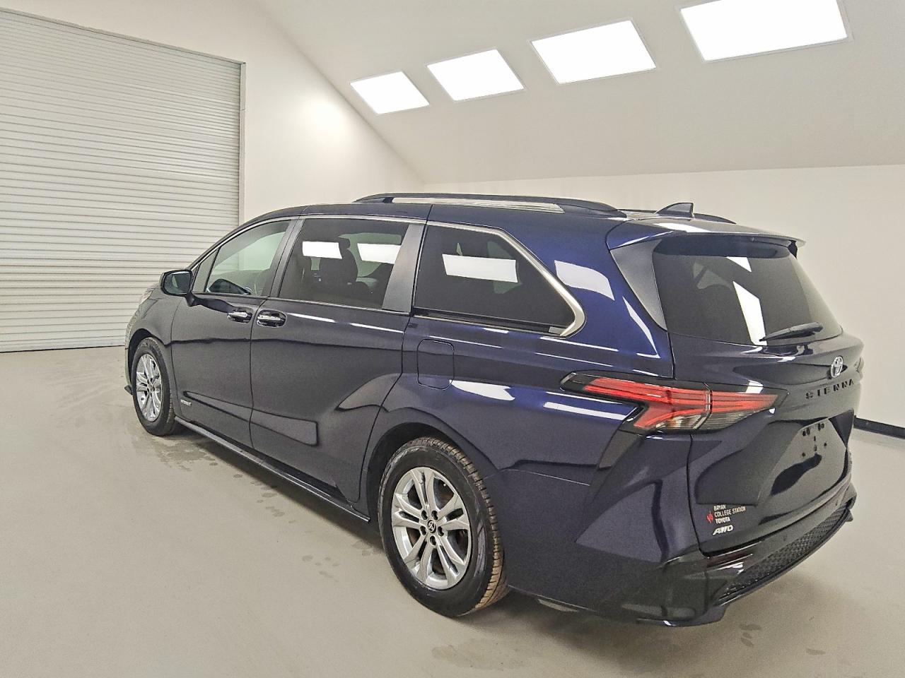 2021 TOYOTA SIENNA XSE photo 2