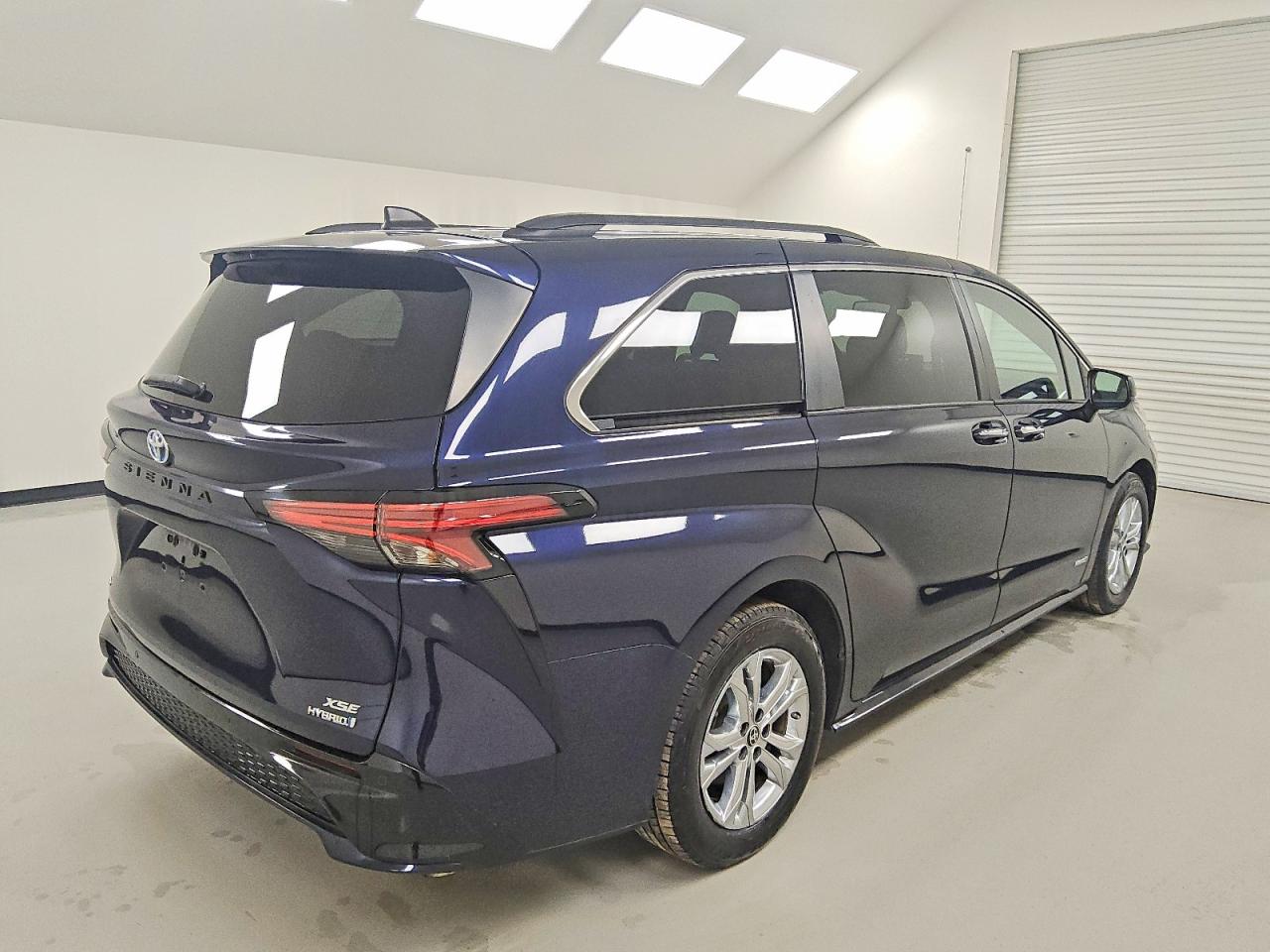 2021 TOYOTA SIENNA XSE photo 3