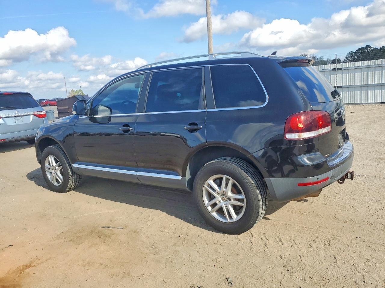 2010 VOLKSWAGEN TOUAREG V6 photo 2