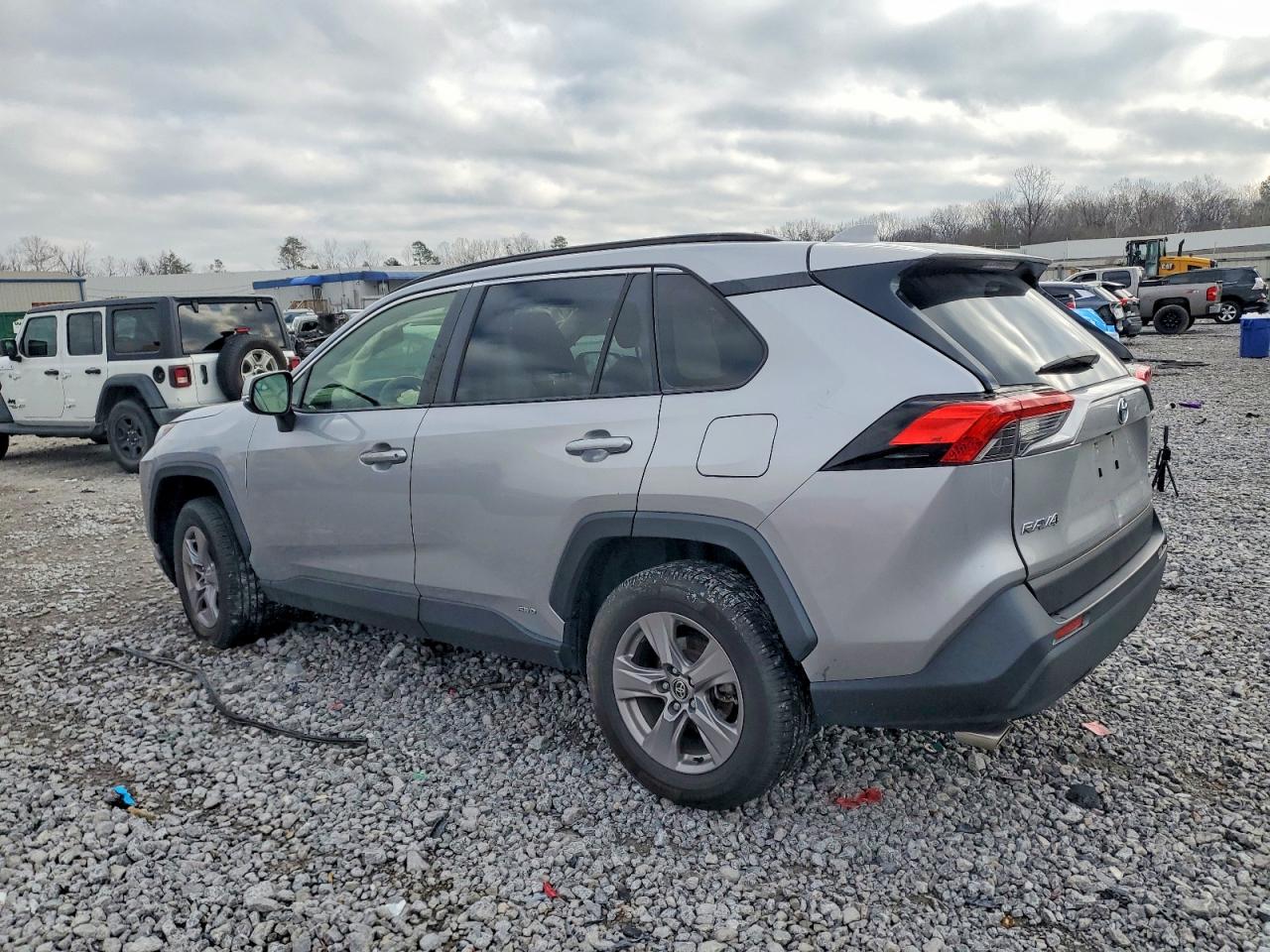 2022 TOYOTA RAV4 XLE photo 2