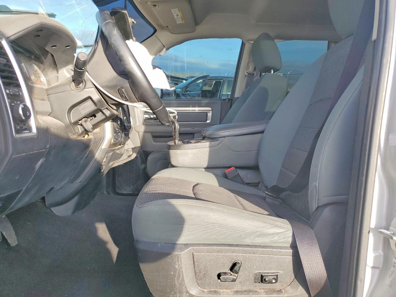 2016 RAM 1500 SLT photo 7