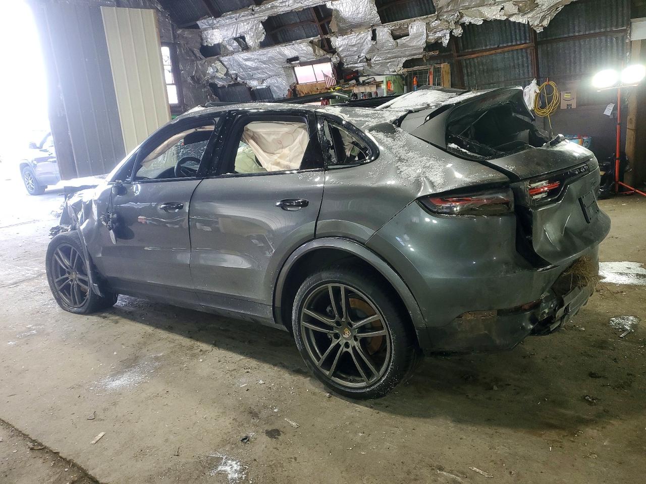 2020 PORSCHE CAYENNE photo 2