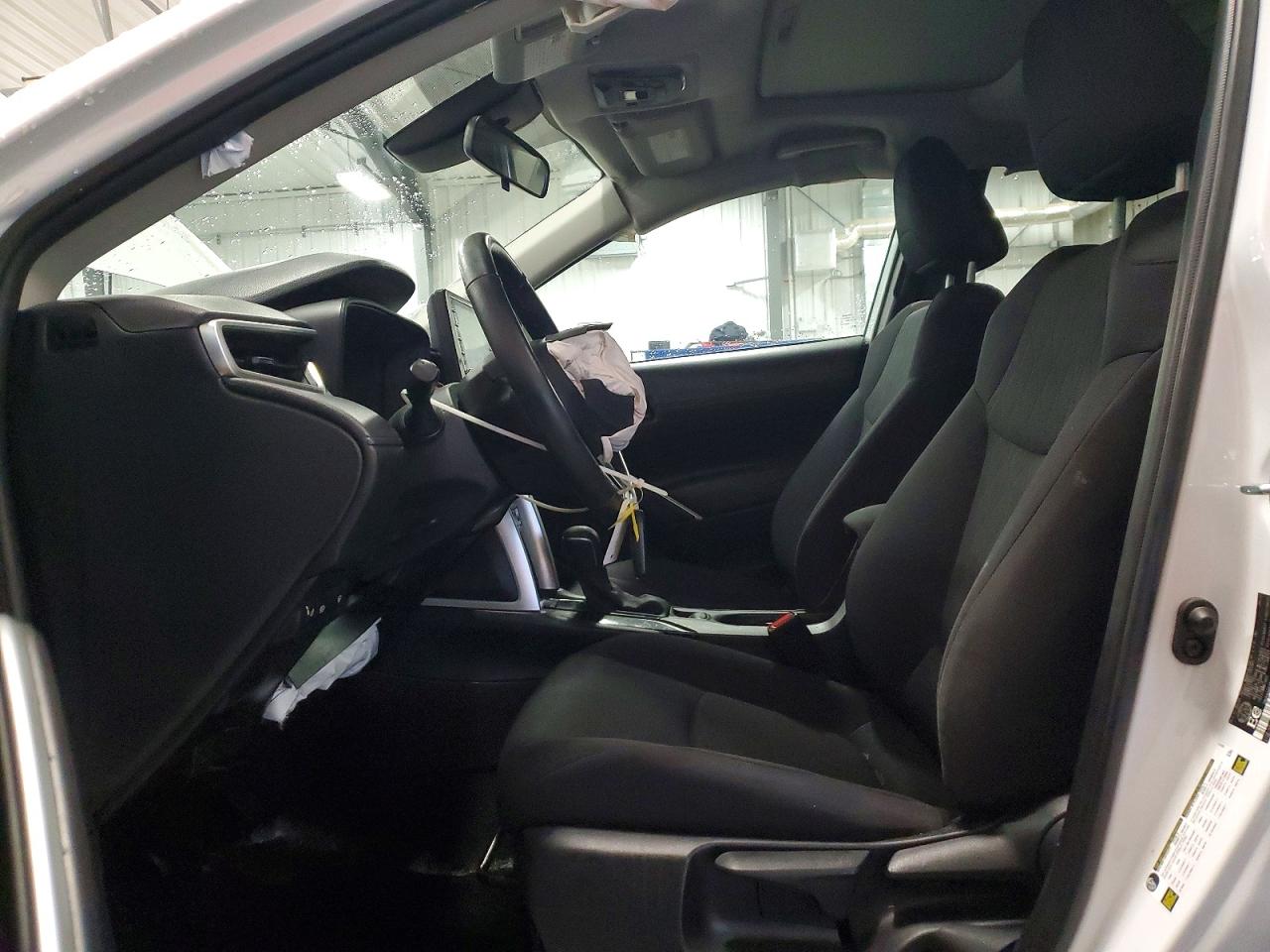 2022 TOYOTA COROLLA CROSS LE photo 7