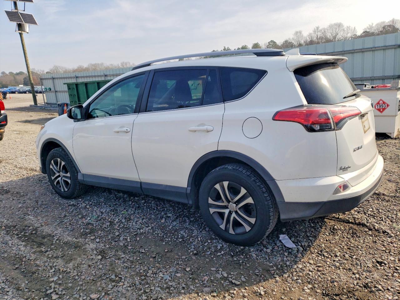 2018 TOYOTA RAV4 LE photo 2