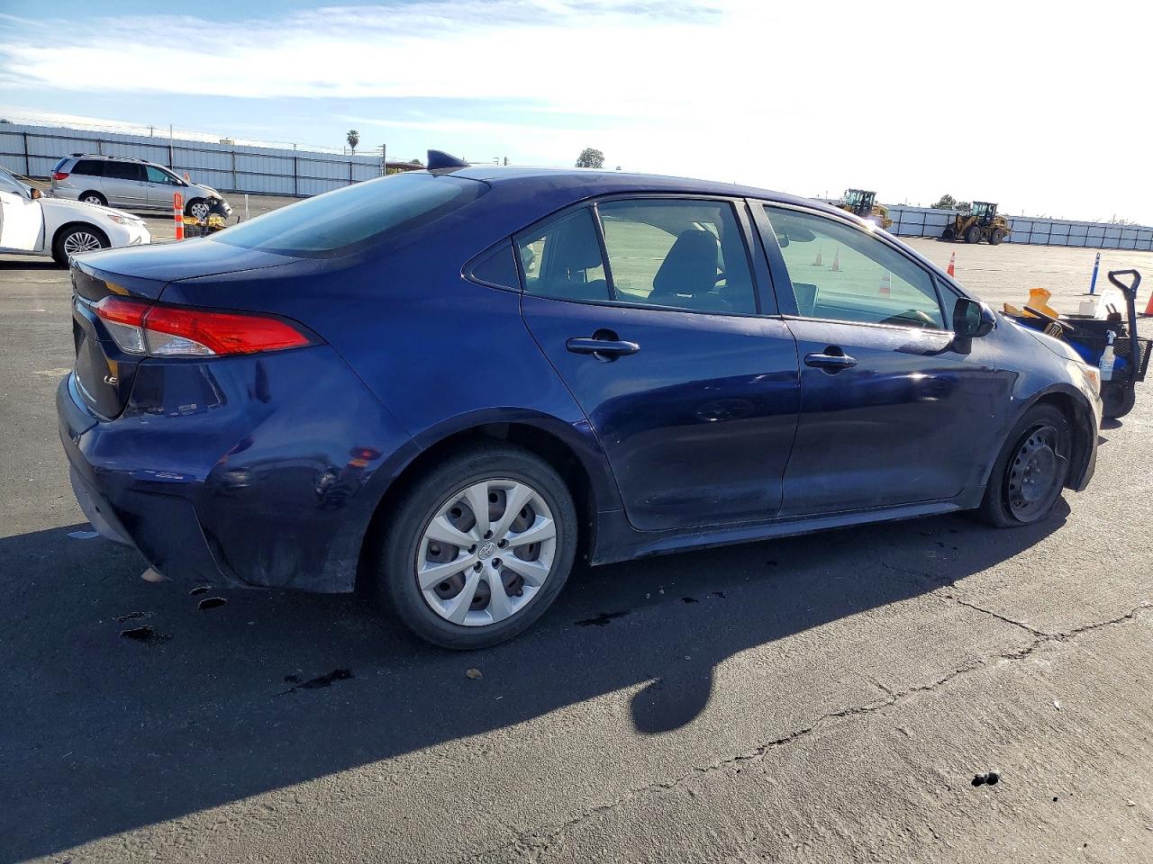 2021 TOYOTA COROLLA LE photo 3