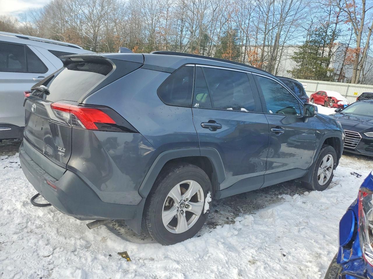 2021 TOYOTA RAV4 XLE photo 3