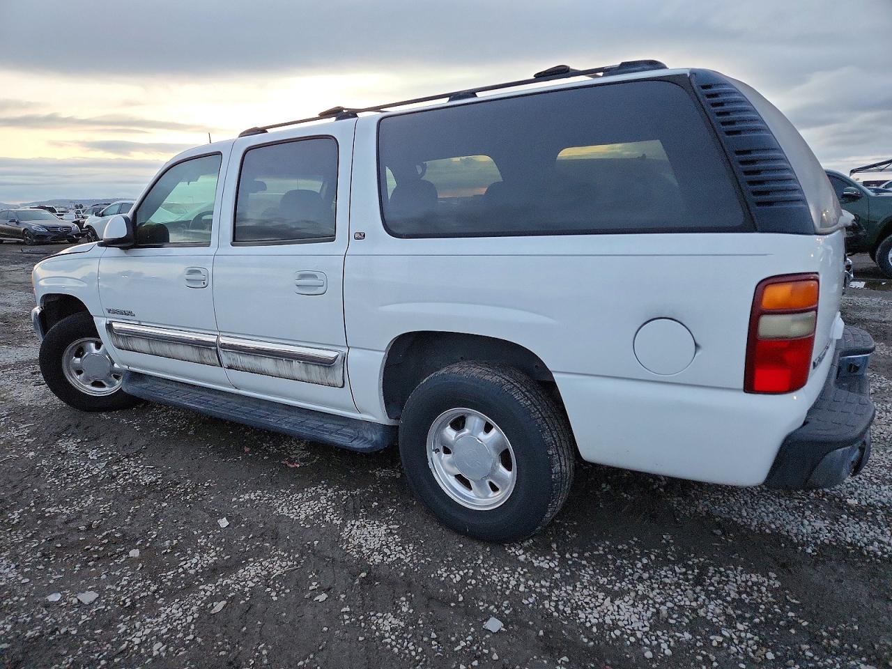 2003 GMC YUKON XL K1500 photo 2