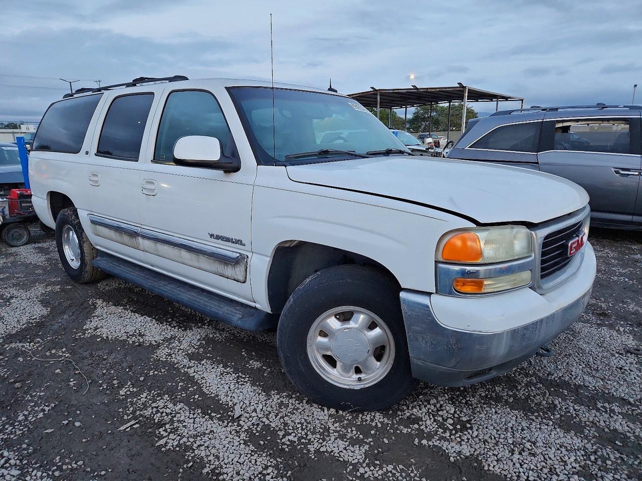2003 GMC YUKON XL K1500 photo 4
