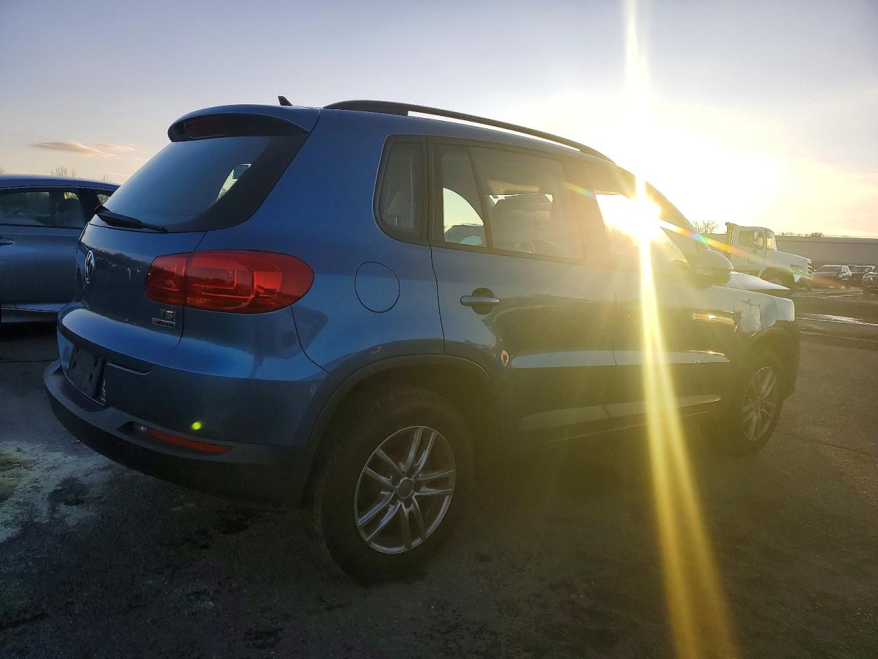 2017 VOLKSWAGEN TIGUAN S photo 3