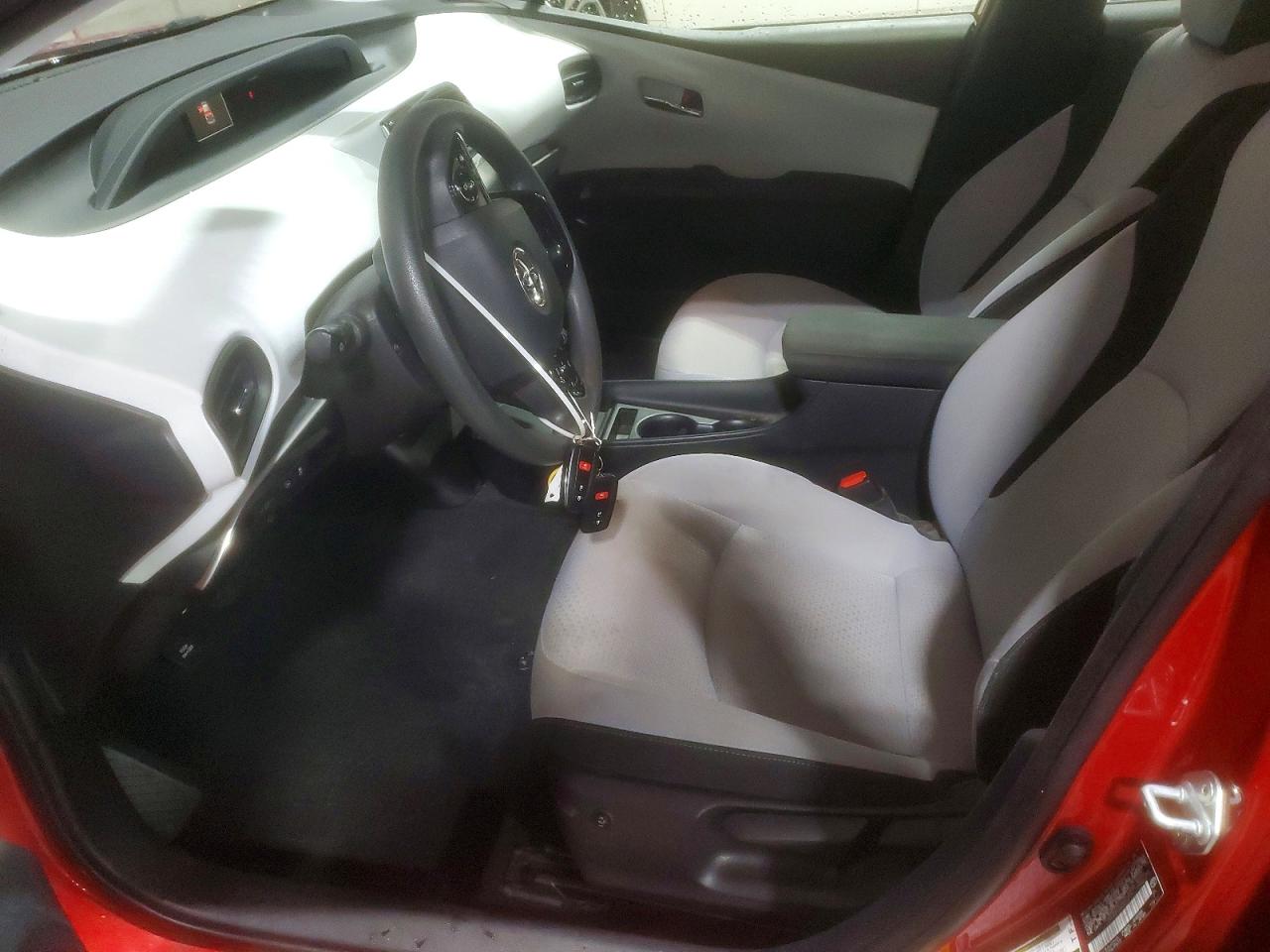 2019 TOYOTA PRIUS photo 6