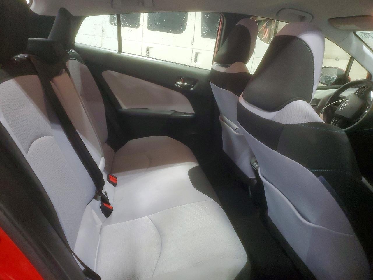 2019 TOYOTA PRIUS photo 9