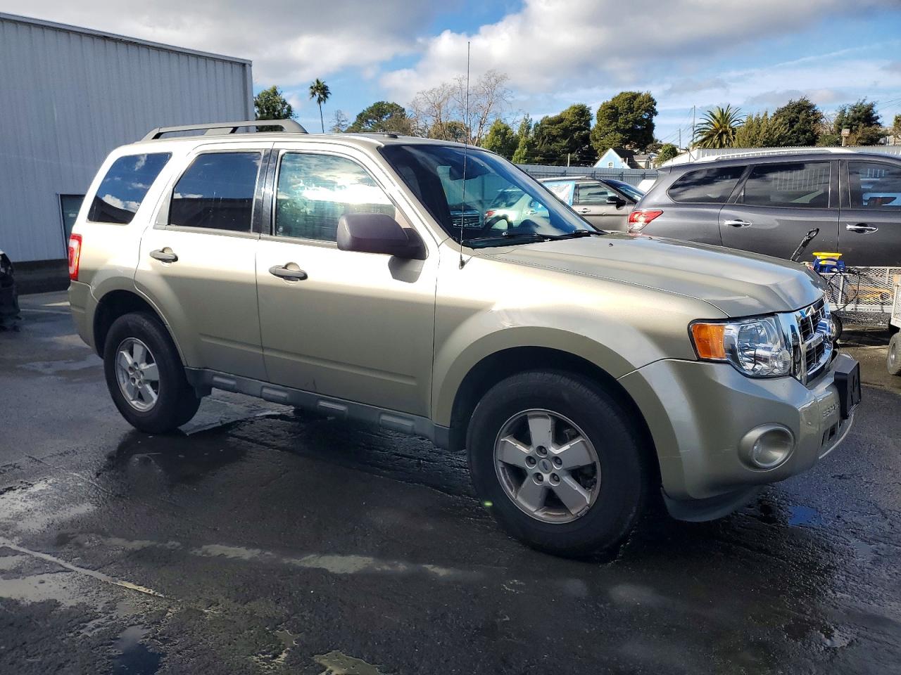 2010 FORD ESCAPE XLT photo 4
