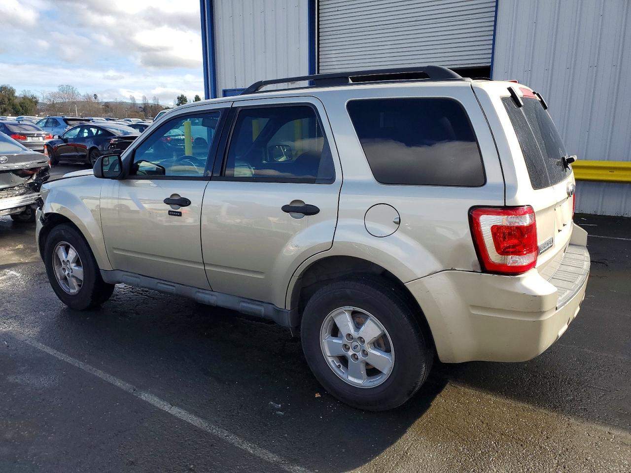 2010 FORD ESCAPE XLT photo 2