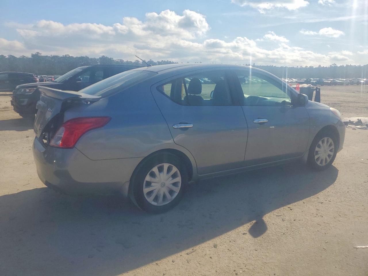 2014 NISSAN VERSA S photo 3