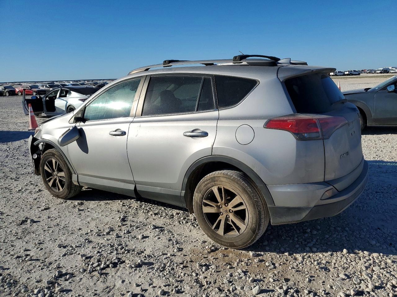 2017 TOYOTA RAV4 XLE photo 3