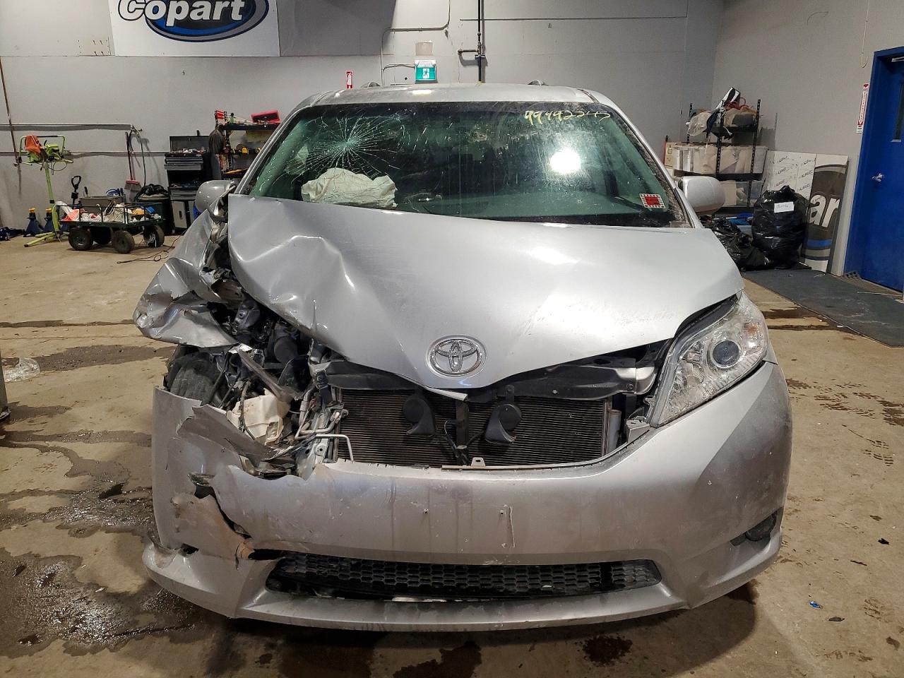 2015 TOYOTA SIENNA LE photo 5